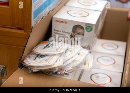Magdebourg, Allemagne. 15 décembre 2020. Les masques FFP2 sont dans une boîte. Plus de 60 ans et ceux qui ont certaines conditions pré-existantes peuvent ramasser trois masques FFP2 gratuits à leur pharmacie régulière jusqu'en janvier 6. Credit: Stephan Schulz/dpa-Zentralbild/ZB/dpa/Alay Live News Banque D'Images