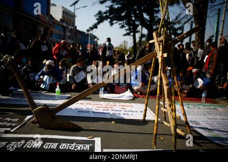 Katmandou, Népal. 18 décembre 2020. Une charrue est placée dans la rue lors d'une manifestation des fermiers de canne à sucre qui sont venus à Katmandou du district de Sarlahi, poursuivant leur protestation pour le sixième jour exigeant que le gouvernement respecte son engagement de récupérer leurs paiements des moulins à sucre de Katmandou, Népal, le vendredi 18 décembre 2020. Crédit: Skanda Gautam/ZUMA Wire/Alay Live News Banque D'Images