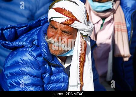 Kathmandu, Nepal. 18th Dec, 2020. Sugarcane farmers who has come to Kathmandu from Sarlahi district, stage a protest for the sixth day demanding the government to fulfil its commitment of recovering their payments from sugar mills in Kathmandu, Nepal on Friday, December 18, 2020. Credit: Skanda Gautam/ZUMA Wire/Alamy Live News Banque D'Images