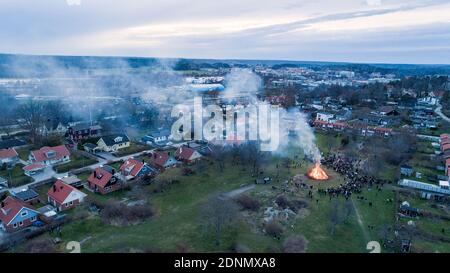 Vue en grand angle sur les personnes autour du feu de camp Banque D'Images