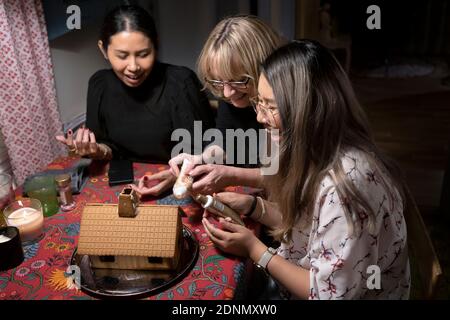 Femmes décorant la maison de pain d'épice Banque D'Images