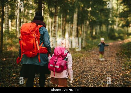 Mère avec fille marchant dans la forêt Banque D'Images