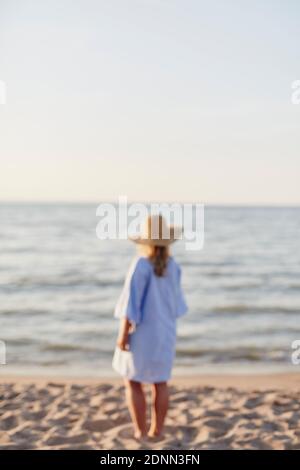 Woman standing on beach Banque D'Images