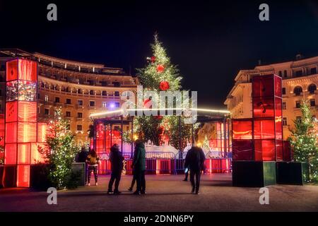 Thessalonique, Grèce - 15 décembre 2020 : décorations de Noël dans les rues et places de la ville de Thessalonique Banque D'Images