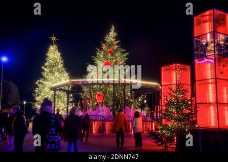 Thessalonique, Grèce - 15 décembre 2020 : décorations de Noël dans les rues et places de la ville de Thessalonique Banque D'Images