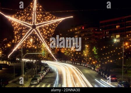 Thessalonique, Grèce - 15 décembre 2020 : décorations de Noël dans les rues et places de la ville de Thessalonique Banque D'Images