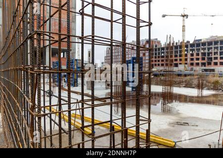 Structures métalliques de renfort pour verser le béton dans la construction monolithique. Chantier. Amélioration de la fiabilité de la construction Banque D'Images