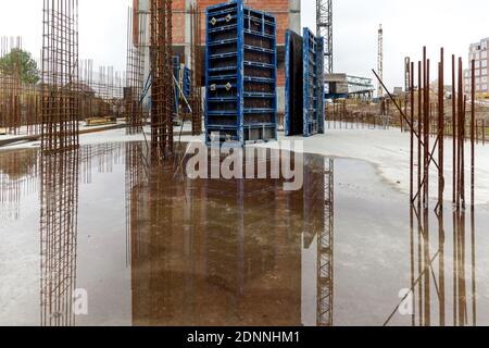 Structures métalliques de renfort pour verser le béton dans la construction monolithique. Chantier. Amélioration de la fiabilité de la construction Banque D'Images