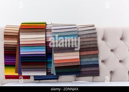 Catalogue de différentes couleurs de matières textiles pour la décoration intérieure et pour la fabrication de meubles suspendus sur la tête de lit Banque D'Images