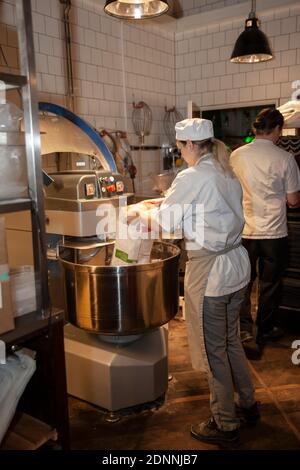 Boulanger féminin dans la boulangerie Banque D'Images
