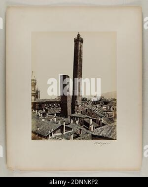 Giorgio Sommer, Bologne. Torre Asinelli e Garizenda, papier albumine, procédé positif noir et blanc, taille de la feuille: Hauteur: 25,20 cm; largeur: 19,50 cm, inscrit: Recto et exposé: 6602 BOLOGNE. Torre Asinelli e Garizenda, ainsi que manuscrit sur la boîte: Bologna, numéroté: 324, timbre: À l'arrière de la boîte: Inventaire, photographie de voyage, photographie architecturale, ville, vue sur la ville (veduta), toit, maison, bâtiment, tours (ville), immeuble, localité, rue, Bologne Banque D'Images