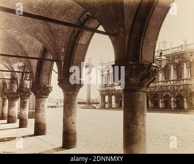 Carlo Naya, Venezia - Piazza di S. Marco, papier albumine, carton, procédé positif noir et blanc, taille de l'image: Hauteur: 42,50 cm; largeur: 53,50 cm, numéroté: En bas à gauche: 284, photographie architecturale, photographie de voyage, façade, maison, immeuble, immeuble, emplacement, rue, lieu de hist., ville, village, architecture, rues et places Banque D'Images