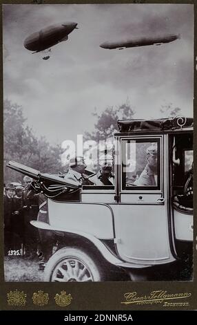 Oscar Tellgmann, imperial maneuver 1909 - The Emperor and Archduke Franz Ferdinand, collodion paper, black and white positive process, image size: height: 14.50 cm; width: 10.10 cm, stamp engraving: recto and: in gold: Oscar Tellgmann, court photographer, Eschwege, Kaisermanöver, 1909, Der Kaiser & Erzherzog Franz Ferdinand, Reporting Photography, Portrait Photography, Double Portrait, Manoeuvre, Emperor, Car, Automobile, Airship, Zeppelin, Crowd, Historical Person, German Empire, Kaiser Wilhelm II. Stock Photo