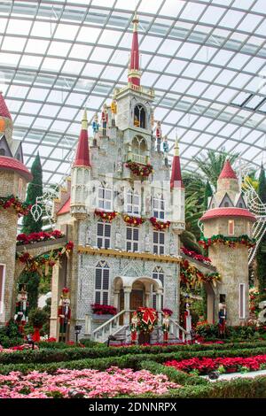 Le beau château décoré de Noël avec casse-noisette en dôme de fleurs de jardin près de la baie de Singapour 2020. Banque D'Images