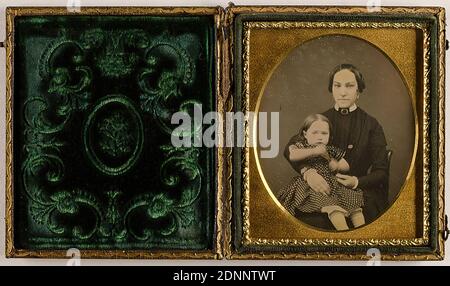 Femme avec enfant, daguerréotype, taille de l'image: Hauteur: 7,20 cm; largeur: 5,90 cm, marque d'argent: Sur plaque: DOUBLÉ, [Agnus Dei entre centimes], marque: Sur plaque: 40, photographie de portrait, double portrait, femme, fille, mère, fille, position des bras, gestes, figure assise Banque D'Images