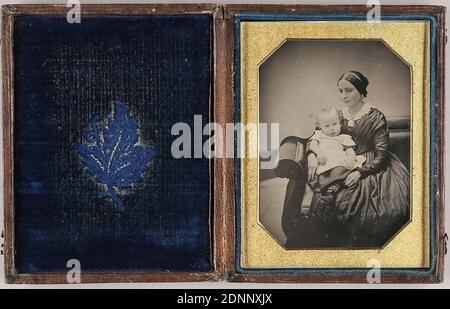 Mère avec enfant, daguerréotype, taille de l'image: Hauteur: 10,50 cm; largeur: 8,20 cm, marque argentée: Recto U. li. Sur plaque: SCOVILLs, photographie de portrait, double portrait, mère, femme, bébé, nourrisson (âge), enfants, personnage assis Banque D'Images