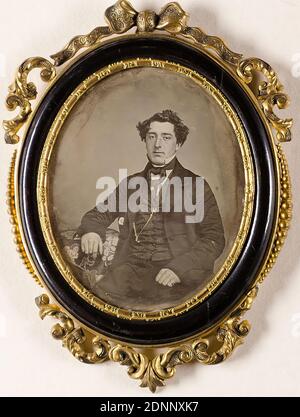 homme, daguerréotype, taille de l'image: hauteur: 7,40 cm; largeur: 6,00 cm, photographie de portrait, pièce de genou, homme, figure assise Banque D'Images
