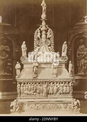 Nicola Pisano et autres Arca di San Domenico, Basilica San Domenico, Bologna, papier albumine, procédé positif noir et blanc, taille de l'image: Hauteur: 25.20 cm; largeur: 19.30 cm, titre recto copié en dessous de la photo est illisible et fortement décolorée, photographie architecturale, photographie de voyage, sculpture, sculpture, art de sculpture, décoration d'église, tombe, tombe, tombe de Dominic, Bologne Banque D'Images