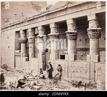 Francis Bedford, philae - Colonnade de la Grande Cour du Temple d'Isis, papier albumine, processus positif noir et blanc, taille de l'image: Hauteur: 23.80 cm; largeur: 28.00 cm, inscrit: Recto: Coin inférieur gauche de l'image copié dans: Philae. Mar 13/62, coin inférieur droit de l'image copié: -18- F Bedford; coin inférieur droit du support d'image copié: Photographies de Bedford de la Tour dans l'est de H.R.H. le Prince de Galles. Philae - Colonnade de la Grande Cour du Temple d'Isis. - No. 18 Day & son, lithographes à la Reine, Gate Street, Londres, W.C, bord supérieur gauche de l'image Banque D'Images