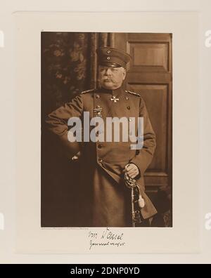 Rudolph Dührkoop, général de division Hanno von Dassel, ancien commandant du régiment 'Hambourg' du portefeuille Hamburgische Männer und Frauen am Anfang des XX. Jahrhunderts, Staatliche Landesbildstelle Hamburg, collection sur l'histoire de la photographie, papier, héliogravure, taille de l'image: Hauteur: 21,50 cm; largeur: 14,60 cm, signé: Recto en dessous de l'image: Signature exposée du sitter: Von Dassel général majeur, inscrit: Recto: Gravé sur la plaque d'impression, en dessous de l'image: Photographie et photogravure R. Dührkoop, Hambourg, en haut à gauche au-dessus de la photo 83; en haut à droite dans le coin noté dans lead:44 Banque D'Images