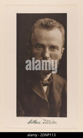 Rudolph Dührkoop, peintre Arthur Illies, du portfolio Hamburgische Männer und Frauen am Anfang des XX. Jahrhunderts, Staatliche Landesbildstelle Hamburg, collection sur l'histoire de la photographie, papier, héliogravure, taille de l'image: Hauteur: 21,80 cm; largeur: 10,60 cm, signé: Recto en dessous de l'image: Signature imprimée du sitter, inscrit: Recto: Gravé sur la plaque d'impression, en dessous de l'image: Photographie et photogravure R. Dührkoop, Hambourg, en haut à gauche au-dessus de l'image 100; en haut à droite dans le coin noté en plomb:65, timbre: Recto: Manuscrit Ajout: N° INV. Et référence à repro Banque D'Images