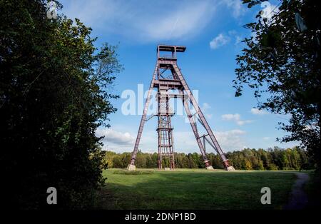 Conde-sur-l'Escaut (nord de la France) : ancien site minier de Chabaud-Latour avec le cadre de Ledoux, champ minéral de la région Nord pas-de-Calais, Banque D'Images