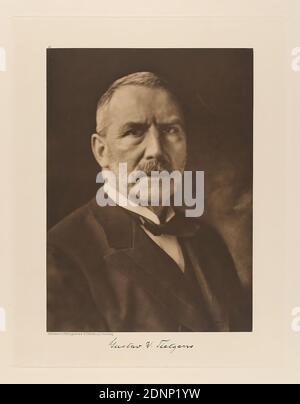 Rudolph Dührkoop, G. W. Tietgens i. F. Tietgens & Robertson du portefeuille Hamburgische Männer und Frauen am Anfang des XX. Jahrhunderts, Staatliche Landesbildstelle Hamburg, collection sur l'histoire de la photographie, papier, héliogravure, taille de l'image: Hauteur: 21,70 cm; largeur: 15,70 cm, signé: Recto au-dessous de l'image: Signature imprimée du sitter, inscrit: Recto: Gravé sur la plaque d'impression, au-dessous de l'image: Photographie et photo koogravure, photo de Hambourg, R. 81, en haut, à gauche, Dührkoogravure au-dessus de la photo, Hambourg, à gauche En bas à droite dans le coin en plomb: 120, timbre: Recto: Manuscrit Ajout: INV.Nr. Et référence Banque D'Images