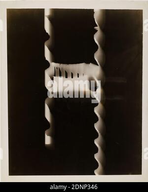 László Moholy-Nagy, photogramme, papier de gélatine d'argent, procédé positif noir et blanc, taille de l'image: Hauteur: 23,3 cm; largeur: 18,7 cm, autocollant: Verso en haut à gauche: En manuscrit: Photogramme de L. Moholy-Nagy, exposition de, COMMENT FAIRE UN PHOTOGRAMME, 16 septembre 1942 - 18 octobre 1942, The Museum of Modern Art, 11 West 53 St., New York, inscrit: Verso et droit: En plomb: RU-5 41, photographie expérimentale, abstrait, art non représentatif Banque D'Images