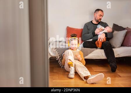 Father with children in living room Banque D'Images