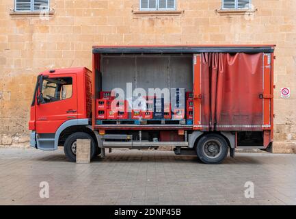 Llucmajor, Espagne ; décembre 17 2020 : camion de livraison de boissons rouges garé. A l'intérieur du camion, des boîtes de boissons non alcoolisées à distribuer aux restaurants Banque D'Images