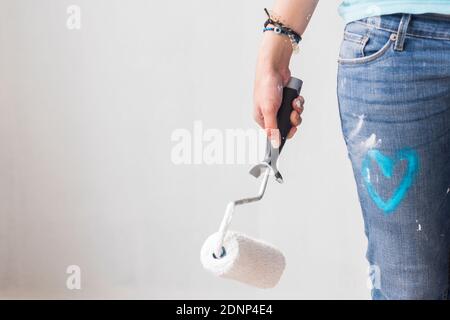 Hand holding paint roller Banque D'Images