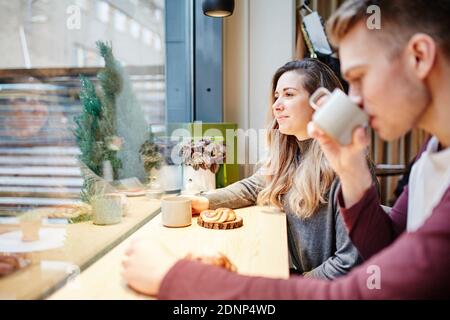 Woman in cafe having coffee Banque D'Images