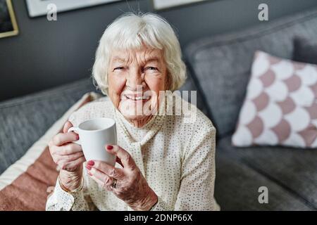 Senior woman holding mug Banque D'Images
