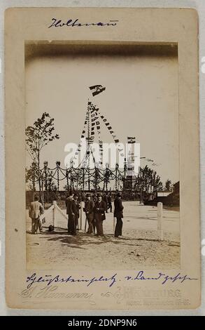 Atelier J. Hamann, Johann Hinrich W. Hamann, Holtenau, papier albumine, procédé positif noir et blanc, taille de l'image: Hauteur: 12.50 cm; largeur: 8.50 cm, timbre sec: Recto au fond de la boîte: J. Hamann Hamburg, NEUSTÄDTER STRASSE 66-68, intitulé: Recto sur le carton: Manuscrit à l'encre bleue: Holtenau, platz c. Land gesehen, reportage de photographie, phare, vaisseau lumineux, drapeau, couleur (symbole de l'état), homme, chapeau, festivités, trafic sur l'eau, canal, bâtiment de poing, localité, rue, couronne, guirlande, Holtenau Banque D'Images