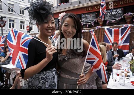 Femme asiatique avec drapeaux à la fête de rue à Soho Londres le Royal Wedding Day, Royaume-Uni, Londres Banque D'Images