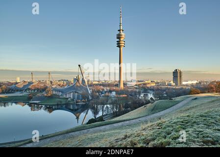 Lever du soleil à Munich avec vue sur le lac olympique et le parc olympique. Banque D'Images