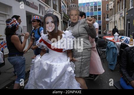 Masqué People Street Party à Soho Londres le Royal Wedding Day, Royaume-Uni, Londres Banque D'Images