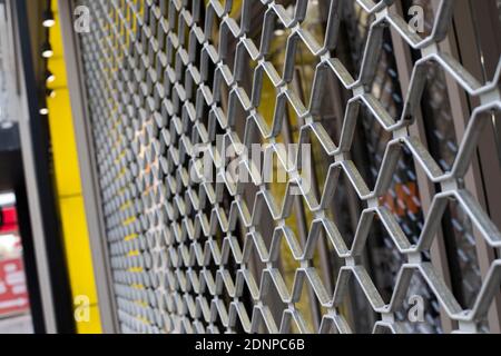 Stuttgart, Allemagne. 18 décembre 2020. Une grille ferme une boutique sur Königsstraße. Un confinement a été mis en place en Allemagne depuis le 16 décembre 2020 pour contenir la pandémie de Corona. Crédit : Tom Weller/dpa/Alay Live News Banque D'Images