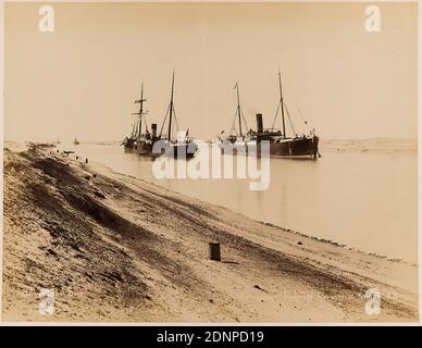 Hippolyte Arnoux, Port Said. Erolia croisant Claymore à la gare de Kantara, papier albumine, procédé positif noir et blanc, taille de l'image: Hauteur: 21.8 cm; largeur: 28.3 cm, inscrit: Recto: li. Et copié: H. Arnoux. Port Said; droit et copié dans: Erolia croisant Claymore à la gare de Kantara 83, en plomb: Hippolyte Arnoux, photographie de voyage, navires, canal Banque D'Images