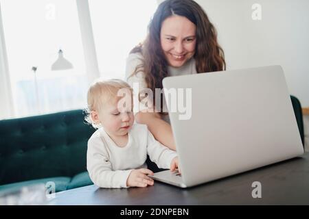 Mère et enfant-fils utilisant un ordinateur portable Banque D'Images