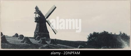 Oscar Hofmeister, Theodor Hofmeister, Nordwestdeutscher Kunstverlag G.m.b. H, Mühle in der Landschaft, Staatliche Landesbildstelle Hamburg, collection sur l'histoire de la photographie, carton, collotype, Total: Hauteur: 6,90 cm; largeur: 15,80 cm, Verlag, Drucksache, Serie 1904; manuscrit à encre noire M. Theodor Hofmeister, ici, 19.1.24, photographie de voyage, photographie de paysage, hist, buissons, village, agriculture, buissons, village Banque D'Images