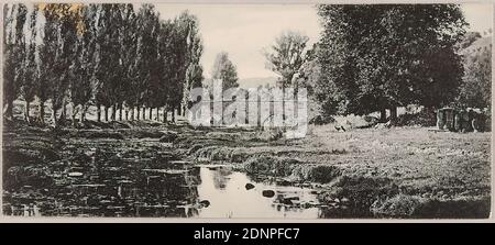 Oscar Hofmeister, Theodor Hofmeister, Nordwestdeutscher Kunstverlag G.bm. .H, paysage fluvial avec pont, Staatliche Landesbildstelle Hamburg, collection sur l'histoire de la photographie, carton, collotype, Total: Hauteur: 6,90 cm; largeur: 15,80 cm, étiquetée: Verlag, Drucksache, Serie 1801, photographie de paysage, voyage. Bâtiment, localité, rue, pont, viaduc ou aqueduc, rivière, paysages (zone tempérée), arbres, buissons Banque D'Images