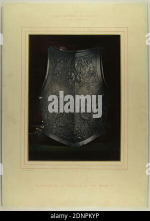 Léon Vidal, Plastron de la CUIRASSE du Roi Henri II, papier, impression photochrome, taille de l'image: Hauteur: 33.7 cm; largeur: 24.5 cm, inscrit: Recto: Imprimé au-dessus de la photo: Musée National du Louvre Galerie d'Apollon; ci-dessous la photo: Photochromie Léon Vidal B.ième S.G.D.G.; 15. Quai Voltaire, Paris; Plastron de la CUIRASSE du Roi Henri II; verso en crayon: P2013.218.9, arts et artisanat, design industriel, armure, chars, musée, la magnifique Galerie Apollo du Louvre à Paris abrite certains des objets d'art les plus précieux de la Grande Nation, ainsi que les joyaux de la couronne française. Banque D'Images