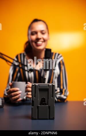 Batterie de tournage du vidéaste avec v-lock pendant le podcast. Revue professionnelle des équipements de vidéographie par le créateur de contenu, nouvelle star des médias influenceur sur les médias sociaux. Banque D'Images