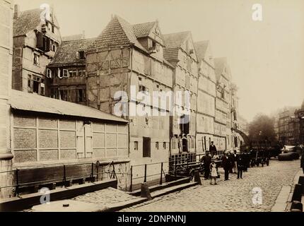 W. Mauke & Söhne, Georg Koppmann, vue arrière du nouveau cadre mural depuis la plieuse Hamburg 1884. Vues du Stadttheil à poser, papier albumine, procédé positif noir et blanc, taille de l'image: Hauteur: 27.1 cm; largeur: 38.4 cm, inscrit: Recto U.: Imprimé sur le carton de support: Photographie von G. Koppmann & Co, Hambourg - prise en septembre 1884, VUE ARRIÈRE DU NOUVEAU CADRE MURAL, photographie architecturale, ville, vue sur la ville (veduta), rues et places, canaux, eaux (dans la ville), pont, entrepôt (port), façade, maison, bâtiment, gables, citadins, habitants de la ville, à colombages Banque D'Images