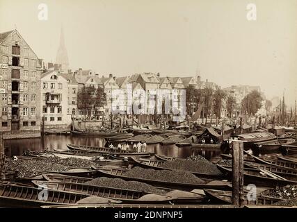 W. Mauke & Söhne, Georg Koppmann, Außenkajen vu du Steinhöft depuis le dossier Hamburg 1884. Vues du Stadttheil à poser, Staatliche Landesbildstelle Hamburg, collection sur l'histoire de la photographie, papier albumine, procédé positif noir et blanc, taille de l'image: Hauteur: 27.1 cm; largeur: 38.6 cm, inscrit: Recto U.: Imprimé sur le carton porteur: Photographie von G. Koppmann & Co, Hambourg - prise en septembre 1884, AUSSENKAJEN VOM STEINHÖFT AUS GESEHEN, timbre: Verso O. milieu: Collection Lachmund, photographie architecturale, ville, ville, vue sur la ville (veduta), port, bateau Banque D'Images