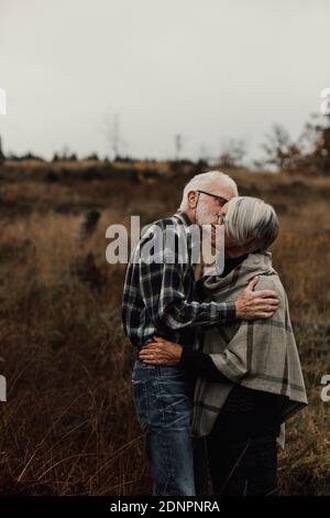 Senior couple kissing Banque D'Images