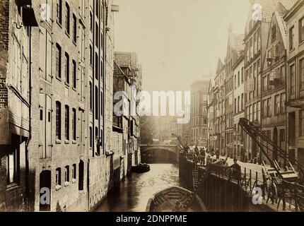 W. Mauke & Söhne, Georg Koppmann, Holländische Reihe et St. Annenbrücke du portfolio Hamburg 1884, vues du Stadttheil à poser, Staatliche Landesbildstelle Hamburg, collection sur l'histoire de la photographie, papier albumine, procédé positif noir et blanc, taille de l'image: Hauteur: 27.2 cm; largeur: 38.9 cm, inscrit: Recto &: Imprimé sur le carton porteur: Photographie von G. Koppmann & Co, Hambourg - prise en septembre 1884, HOLLANDISCHE REIHE UND ST. ANNENBRÜCKE, photographie architecturale, ville, vue sur la ville (veduta), canaux, eaux (dans la ville), entrepôt (port), résidentiel Banque D'Images