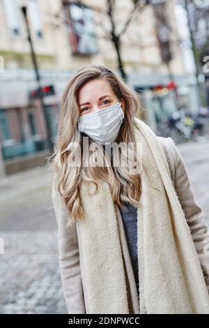 Femme portant un masque de protection Banque D'Images