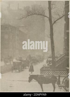 Alfred Stieglitz, The Street - Design for a Poster, Sammlung Juhl, Papier, Heliogravüre, Bildmaß: Höhe: 17,7 cm; Breite: 13,4 cm, beschriftet: In Blei: Sammlung Juhl, Fotograf, Titel, Datierung und Camera Work-Ausgabe, Stempton auf: Karemdem. Sammlung Juhl, Inventarstempel der Staatlichen Landesbildstelle Hamburg, Künstlerische Fotografie, städtisches Leben, mit Tieren bespannte Fahrzeuge (Kutsche etc.), Straßen und Plätze, Winter, Hist. Gebäude, Örtlichen, Straße, Pferd, New York (NY), Heliogravüre aus Camera Work III, 1903 Banque D'Images